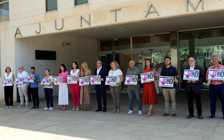 Benidorm guarda un minuto de silencio por el último crimen machista cometido en A Coruña 